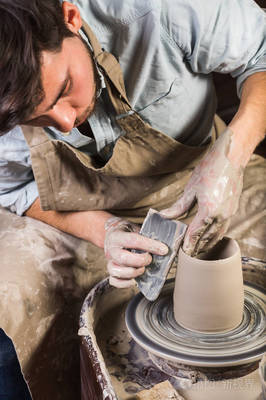 陶器、 车间、 陶瓷艺术概念-永男造型一些新用具和手、 工具、 手指和水,人工程与陶工轮和原料粘土,墨西哥、 西班牙裔、 拉丁裔