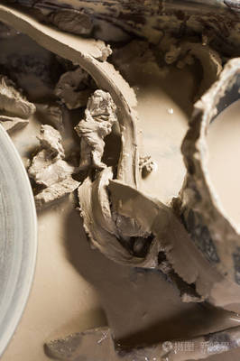 陶器、 车间、 陶瓷艺术概念-一些粘土和水绕陶工轮重用为原料的新产品、 顶视图、 特写